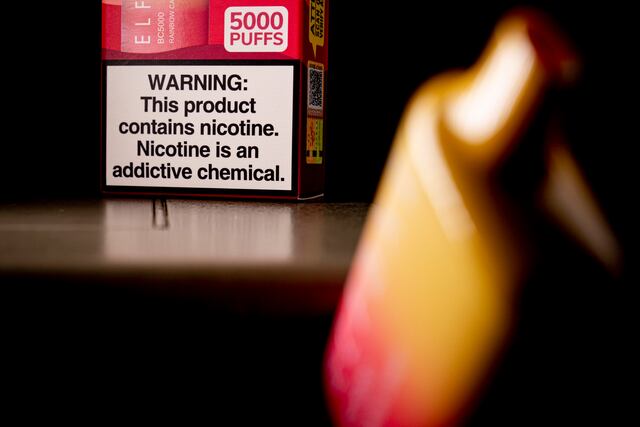 Congresistas buscan frenar flujo de cigarrillos electrónicos chinos