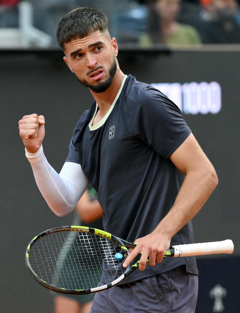 El croata Dino Prizmic celebra un punto ante el serbio Novak Djokovic, al que derrotó este viernes en el torneo de tenis de Roma.  