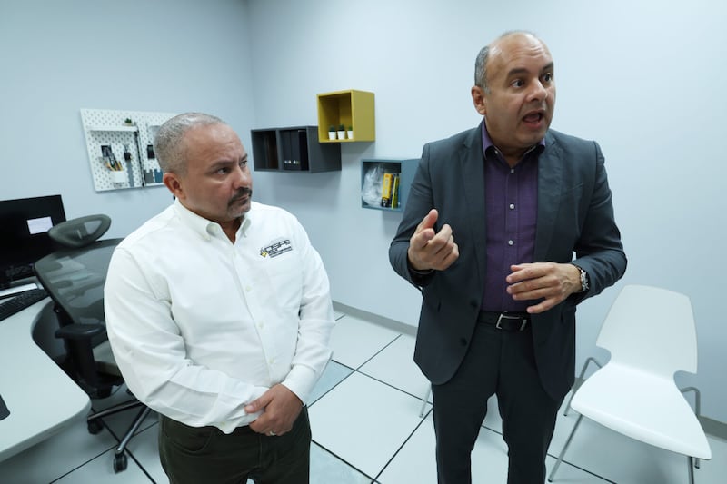 4 de septiembre de 2024. San Juan, PR. Entrevista con Eduardo Nieves Cartagena, director de la Oficina de Sistemas de Información y Procesamiento Electrónico de la CEE (OSIPE) y Aníbal Zambrana Quiñones en el edificio de la Comisión Estatal de Elecciones en Hato Rey. En la foto desde la izquierda Aníbal Zambrana Quiñones y Eduardo Nieves Cartagena, director de la OSIPE. (Foto por Brandon Cruz González / Centro de Periodismo Investigativo)