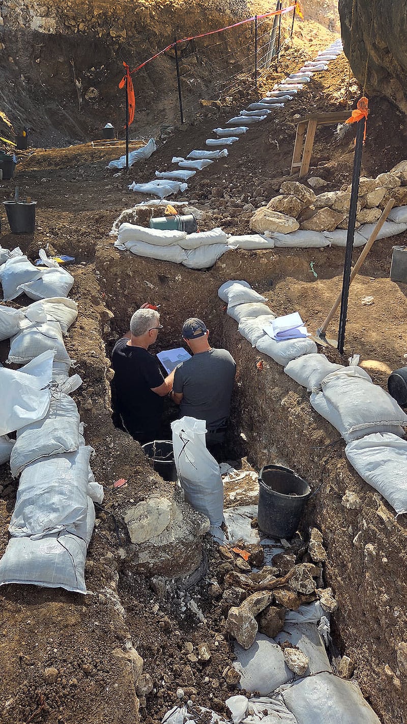 Hachas de mano prehistóricas halladas por los investigadores israelíes que descubrieron una cueva de entre 400.000 y 250.000 años de antigüedad, correspondiente al Paleolítico Inferior -una época de la Prehistoria poco conocida-, al sur de la ciudad de Haifa (norte) y en un alto estado de conservación, ya que se mantuvo sellada como una cápsula durante cientos de miles de años. EFE/ Emil Aladjem/Israel Antiquities Authority.
