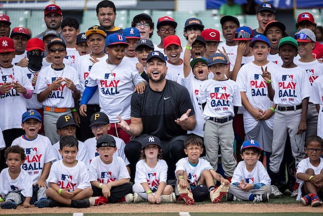 Giancarlo Stanton participa del ‘MLB Playball’ en el Hiram Bithorn
