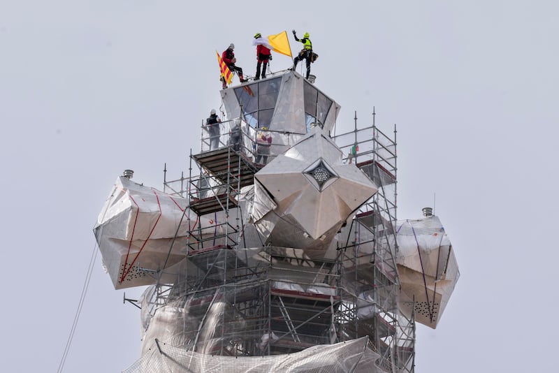 Con la ayuda de una gran grúa, los operarios del templo han colocado el brazo superior de la citada cruz de la Torre de Jesús cuando pasaban pocos minutos de las 11:00 horas, con lo que esta construcción proyectada por el arquitecto Antoni Gaudí en el siglo XIX ha alcanzado su punto más alto. EFE/Enric Fontcubert