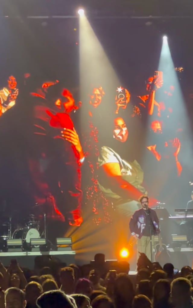 Pareja se compromete en concierto de Tommy Torres