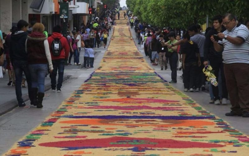 Una alfombra de serrín de 2.300 metros. Cientos de feligreses se han unido este Jueves Santo para elaborar una alfombra de serrín de colores con la que Guatemala busca imponer un nuevo récord Guinness para esta Semana Santa en Ciudad de Guatemala.