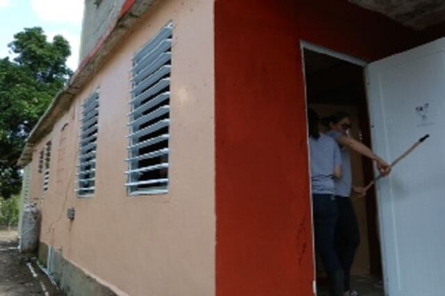 Participantes de internado legislativo ayudan familias en Yabucoa