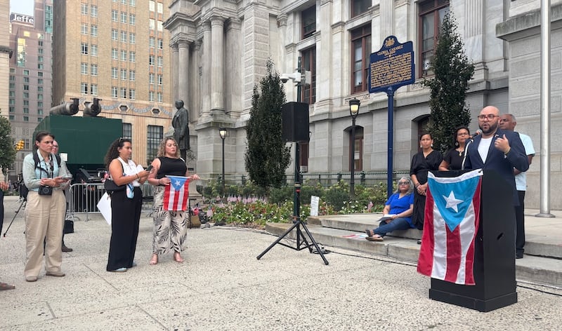 Rafael Álvarez Febo, uno de los organizadores de la manifestación por la crisis de agua en Puerto Rico, habla frente al ayuntamiento de la Ciudad de Filadelfia.