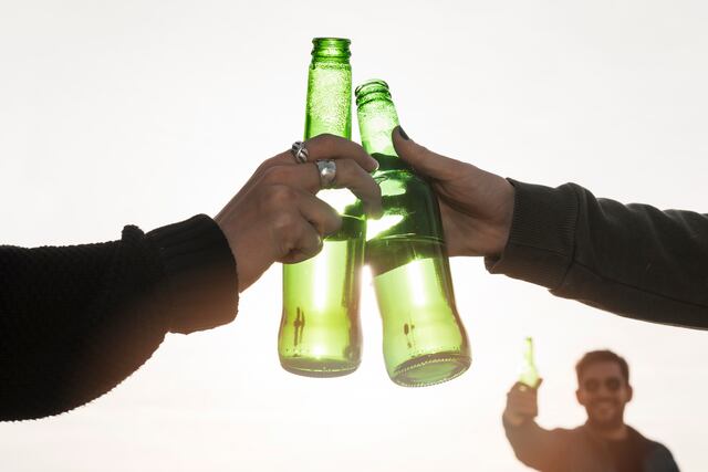 Presentan medida para prohibir venta de alcohol a menores de 21 años a partir del 2029