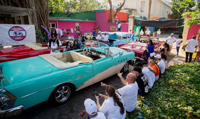 Cápsula del tiempo en movimiento: Autos clásicos compiten en rally en Cuba