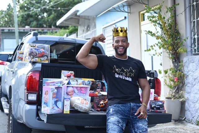 Exparticipante de “Guerreros” reparte regalos a niños en el Día de Reyes