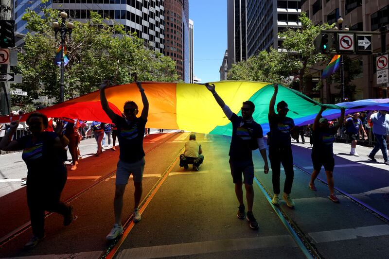 Pride es un festejo anual en muchos lugares del mundo para celebrar la diversidad sexual y de género, pero también es una forma de luchar por los derechos de las personas LGBT+ y abolir la desigualdad a la que se enfrentan. Foto: Getty Images.