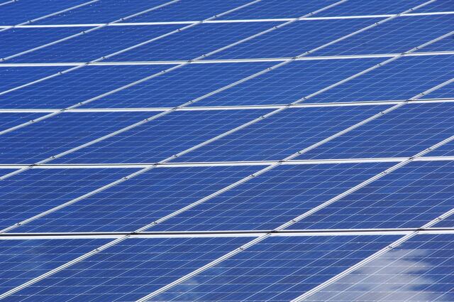Fondos federales para instalación de paneles solares serán utilizados para otras iniciativas