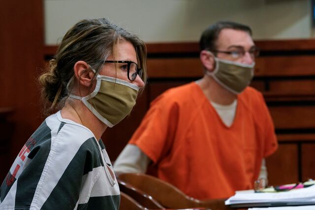 Juzgarán por homicidio involuntario a padres de autor de tiroteo en escuela de Michigan