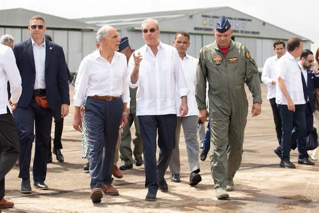 Presidente dominicano muestra a su colega de Honduras el muro fronterizo con Haití