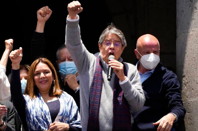 Presidente de Ecuador congela precio de los combustibles