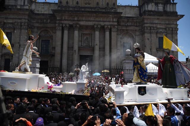 EN IMÁGENES. Jesús Resucitado salió en procesión en el día más importante del catolicismo