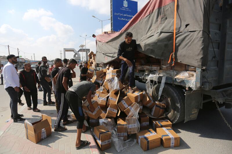 Palestinos saquean un camión con ayuda humanitaria cerca del paso fronterizo de Rafah, en la Franja de Gaza.