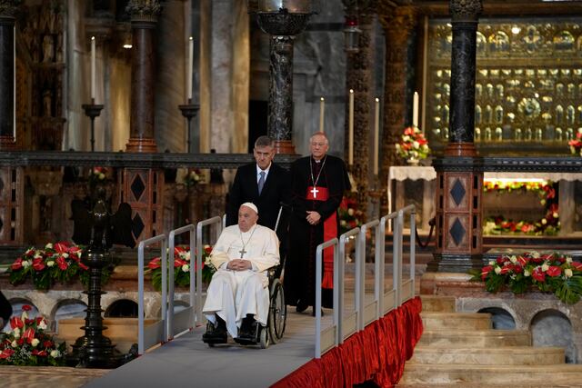 Papa visita Venecia para hablar con artistas y reclusas detrás de espectáculo carcelario de Bienal