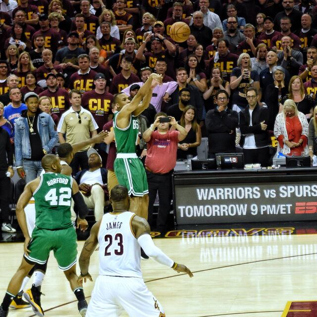 Celtics vencen a Cavs en la chicharra
