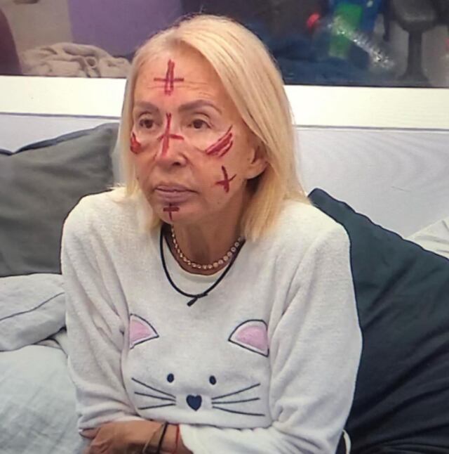 ¿Por qué Laura Bozzo se pintó la cara con cruces en “La casa de los famosos 2″