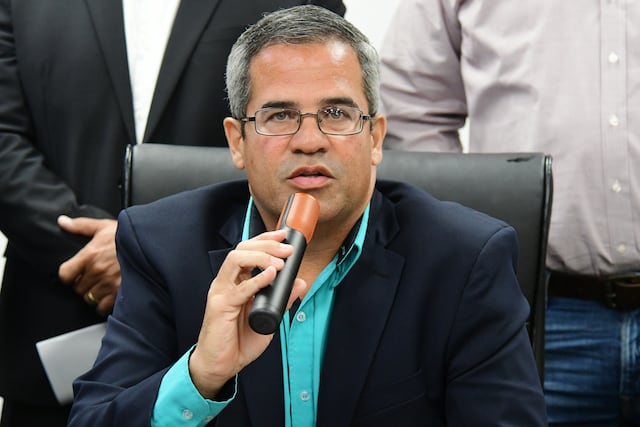 Alcalde de Vega Baja critica trabajos incompletos de la AAA en carreteras