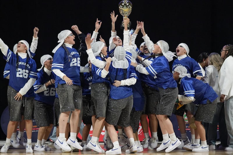 El equipo de baile de la Pontificia Universidad Católica celebra su triunfo.