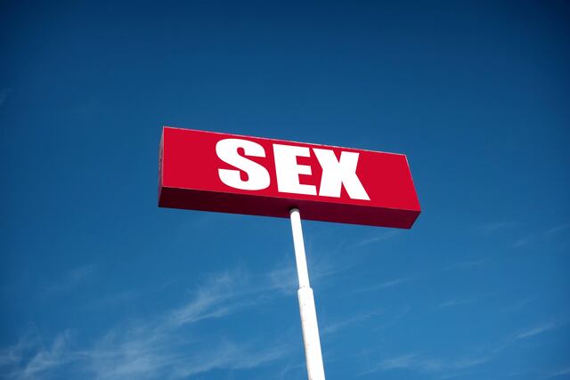 Se le paró el corazón: muere mientras veía película porno