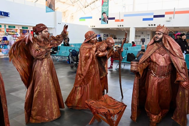 Nacimiento viviente sorprende a pasajeros en el aeropuerto de San Juan
