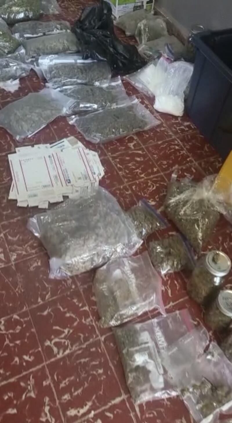 Hallan cientos de bolsas de marihuana detrás de la alcaldía de Dorado