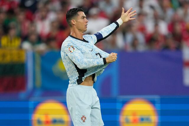 Vídeo: Aficionado casi cae sobre Cristiano Ronaldo
