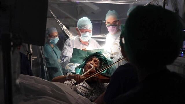 Violinista toca durante su operación de cerebro para salvar sus manos