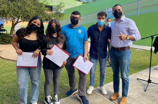 Aguada celebra con sus estudiantes que sacaron perfecto en materia de inglés del College Board