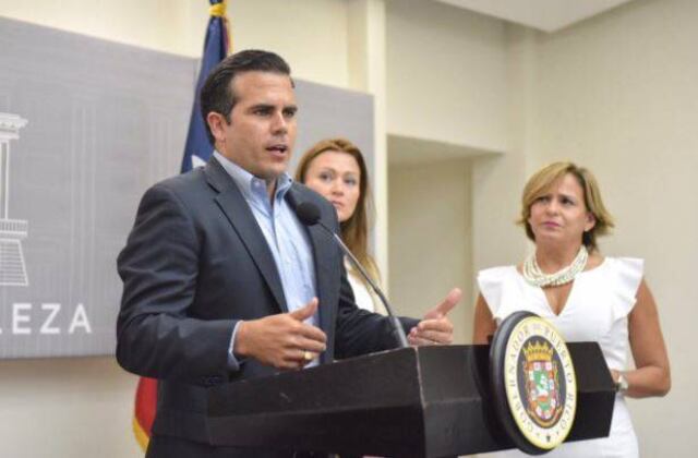 Rosselló firma ley para la equidad en las escuelas públicas