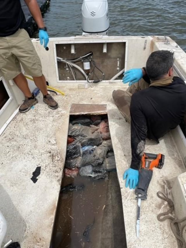 Federales interceptan embarcación cerca de con 902 libras de cocaína