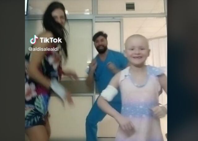 Enfermero celebra bailando por la última quimio de su paciente de seis años