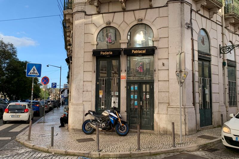 La panadería patriarcal Sâo Roque, cerrada a finales de enero, es el último negocio tradicional que ha desaparecido en Lisboa. EFE/ Blas Díaz