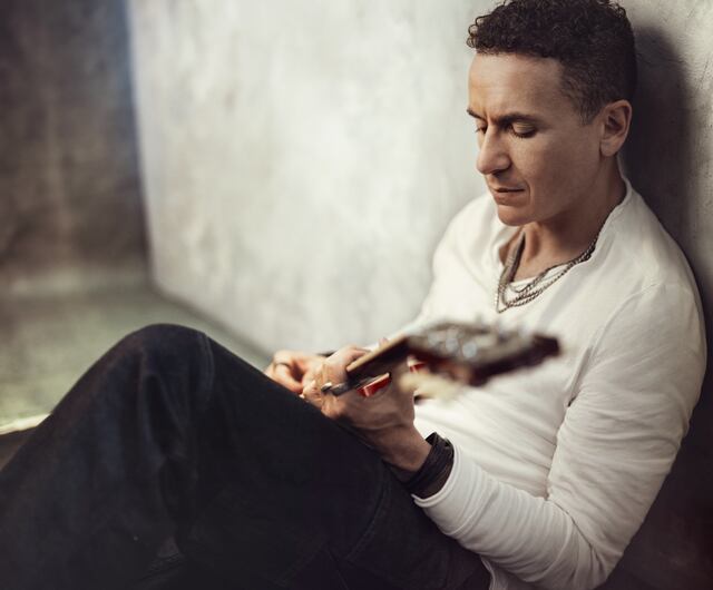 Fonseca canta a la vida, al amor y al tiempo en su nuevo disco Antes que el tiempo se vaya