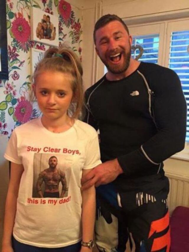 ¡Insólito! Papá diseña camiseta para alejar a los "pretendientes" de su hija