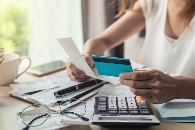 Antes de solicitar la tarjeta de crédito de una tienda, sepa en qué se mete