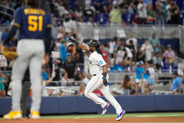 Marlins obtienen importante victoria sobre los Cerveceros