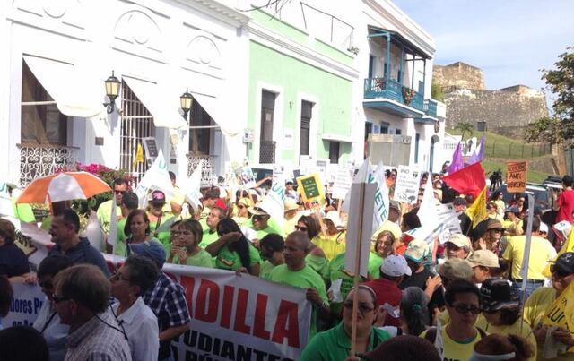 Marchan para defender la educación pública
