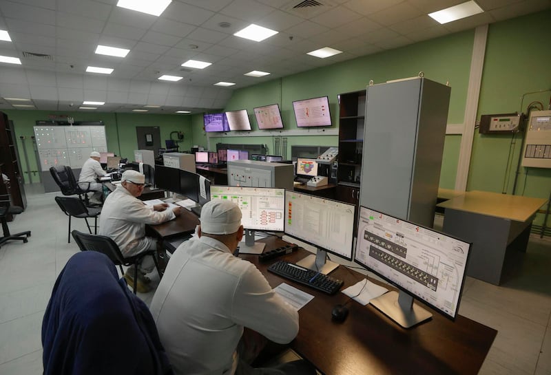 Trabajadores en la sala de control del área de confinamiento del cuarto reactor de Chernóbil, Ucrania. EFE/EPA/SERGEY DOLZHENKO