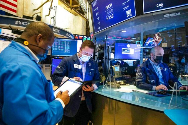 Wall Street se tambalea tras informe laboral mixto