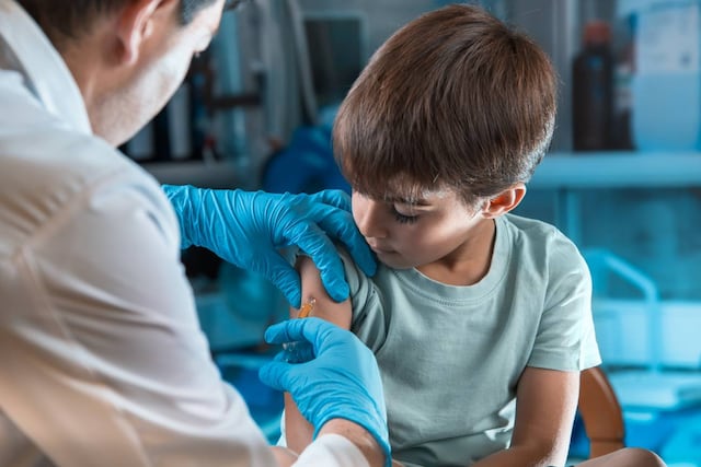 CDC agrega vacunas contra COVID-19 a la lista de vacunas de rutina para niños y adultos