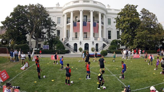 Casa Blanca transforma sus jardines en canchas de fútbol previo al Juego de Estrellas de la MLS