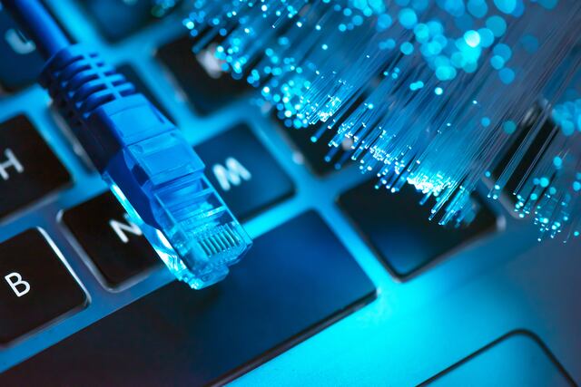 Nueva ayuda federal ofrece descuento para conexión de Internet de alta velocidad de Claro