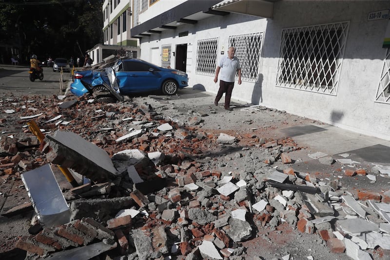 Vehículo dañado en Cali por el terremoto. EFE/Ernesto Guzman