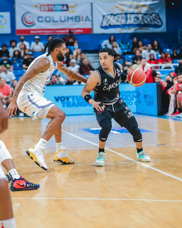 Carolina cae en Bayamón ante remontada de los Vaqueros