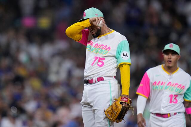 Suspendido relevista venezolano Robert Suárez por sustancia adhesiva en el brazo