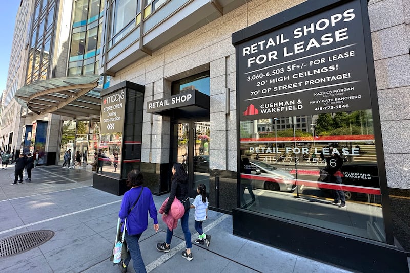 La gente pasa por los espacios comerciales en alquiler en Union Square en San Francisco.