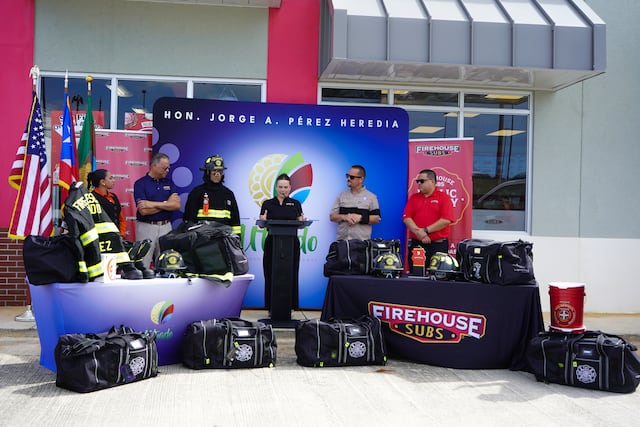 Firehouse Subs otorga subvención para equipo de protección contra incendios a Utuado
